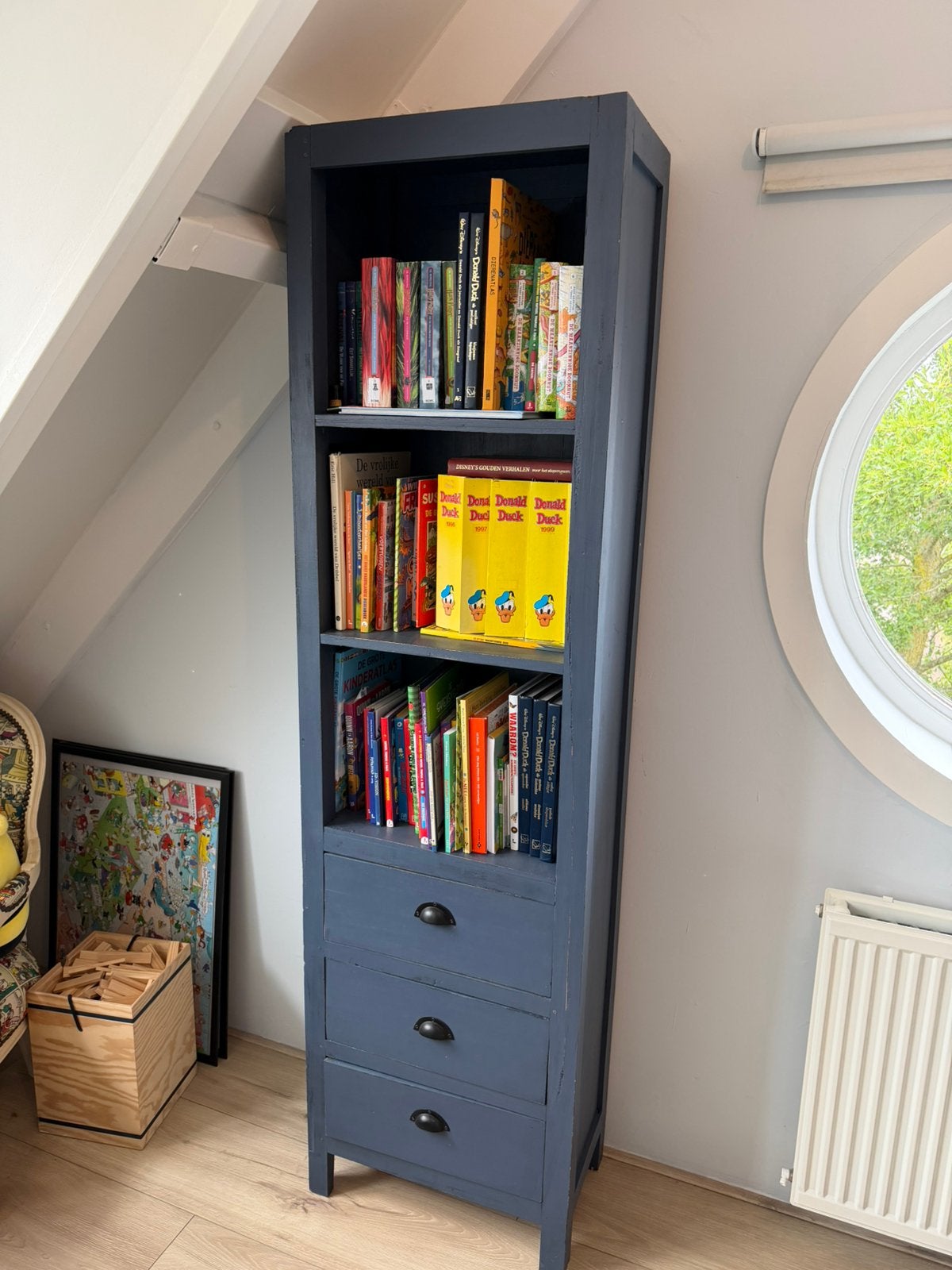 Donkerblauwe boekenkast en ladekastje, Huis en Inrichting, Kasten | Boekenkasten, Ophalen, 50 tot 100 cm, Zo goed als nieuw, 150 tot 200 cm