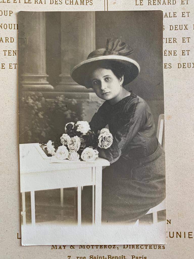 Foto - Oostenrijk - Dame met hoed en rozen (MM), Verzamelen, Foto's en Prenten, Foto, Ophalen of Verzenden, Zo goed als nieuw