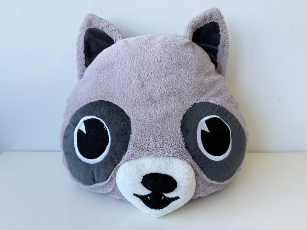 Knuffel kussen wasbeer kop grijs 35 cm / H&M, Ophalen of Verzenden, Gebruikt, Kleed of Kussen