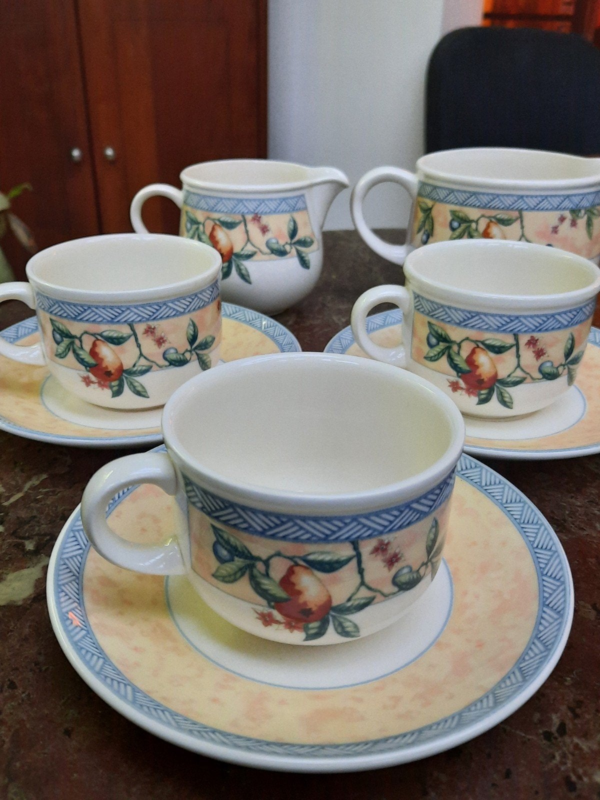 Servies met fruitprint: kop en schotel, melkkan, sauskan, Ophalen of Verzenden