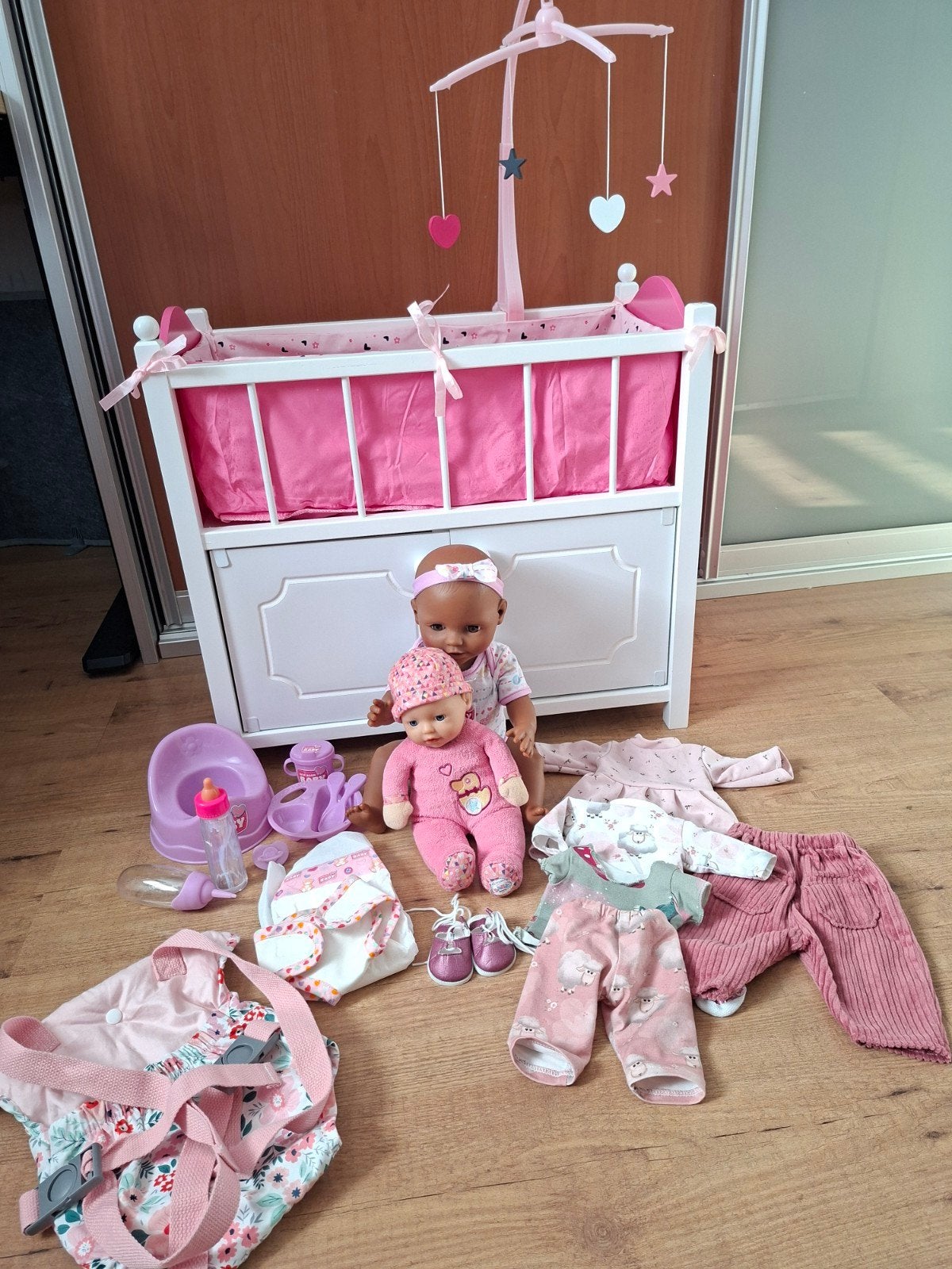 Compleet poppen bedje met 2 poppen en poppen spullen, Kinderen en Baby's, Ophalen, Zo goed als nieuw, Babypop