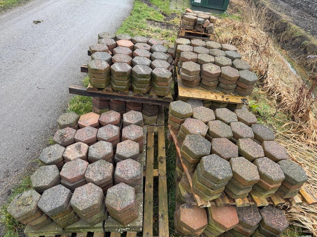 Zeshoekige betonklinkers / honingraat tegels - Gratis!, Tuin en Terras, Gebruikt, Klinkers, Ophalen of Verzenden, 10 m² of meer
