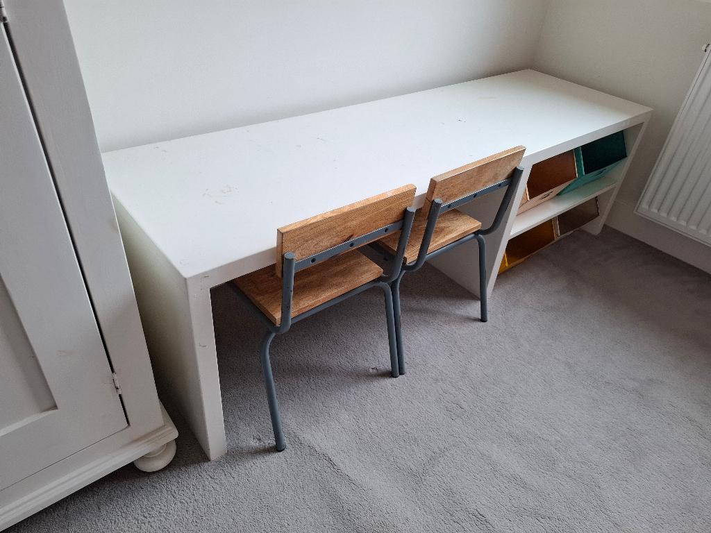 Tafel met 2 stoeltjes en 4 stalen bakken, Ophalen, Gebruikt, Tafel(s) en Stoel(en)