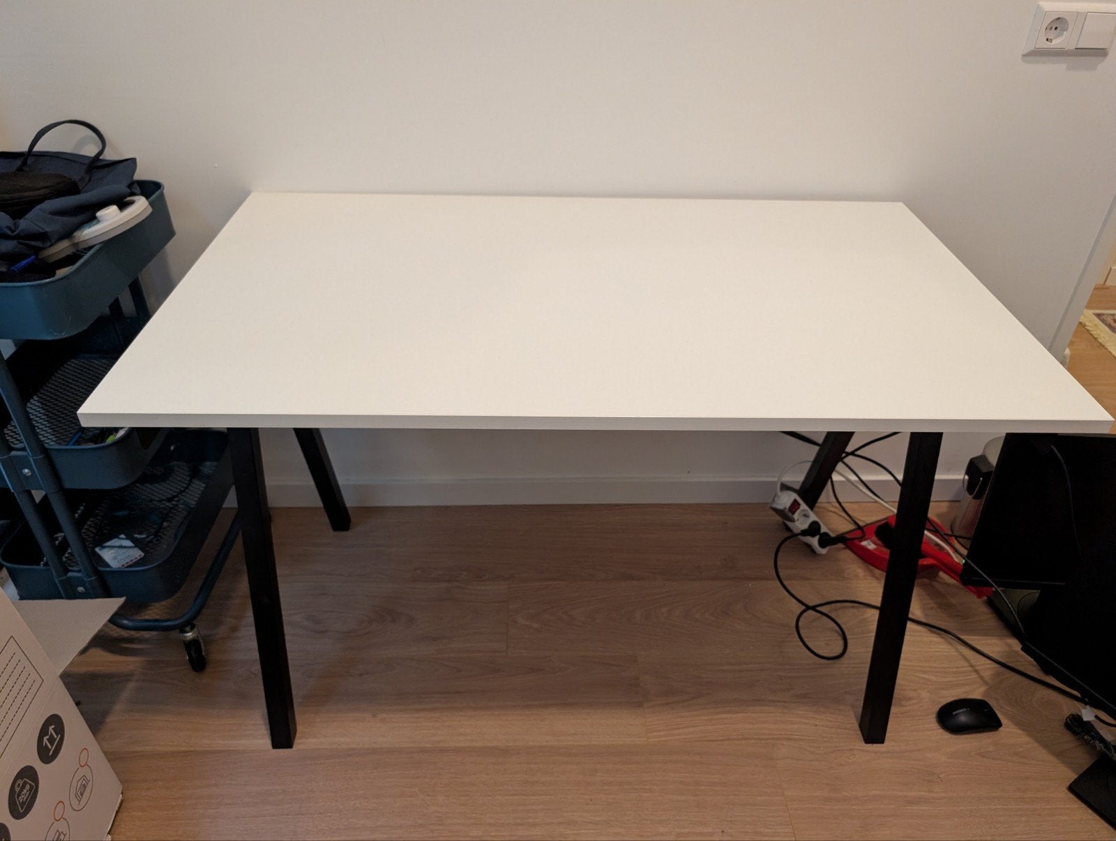 IKEA Trotten bureau/tafel - Wit met zwart onderstel, Ophalen, 50 tot 100 cm, Overige materialen, Tot twee personen