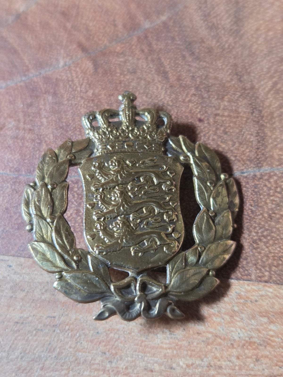 Baret embleem Denemarken, Verzamelen, Ophalen of Verzenden, Landmacht, Overige gebieden, Embleem of Badge