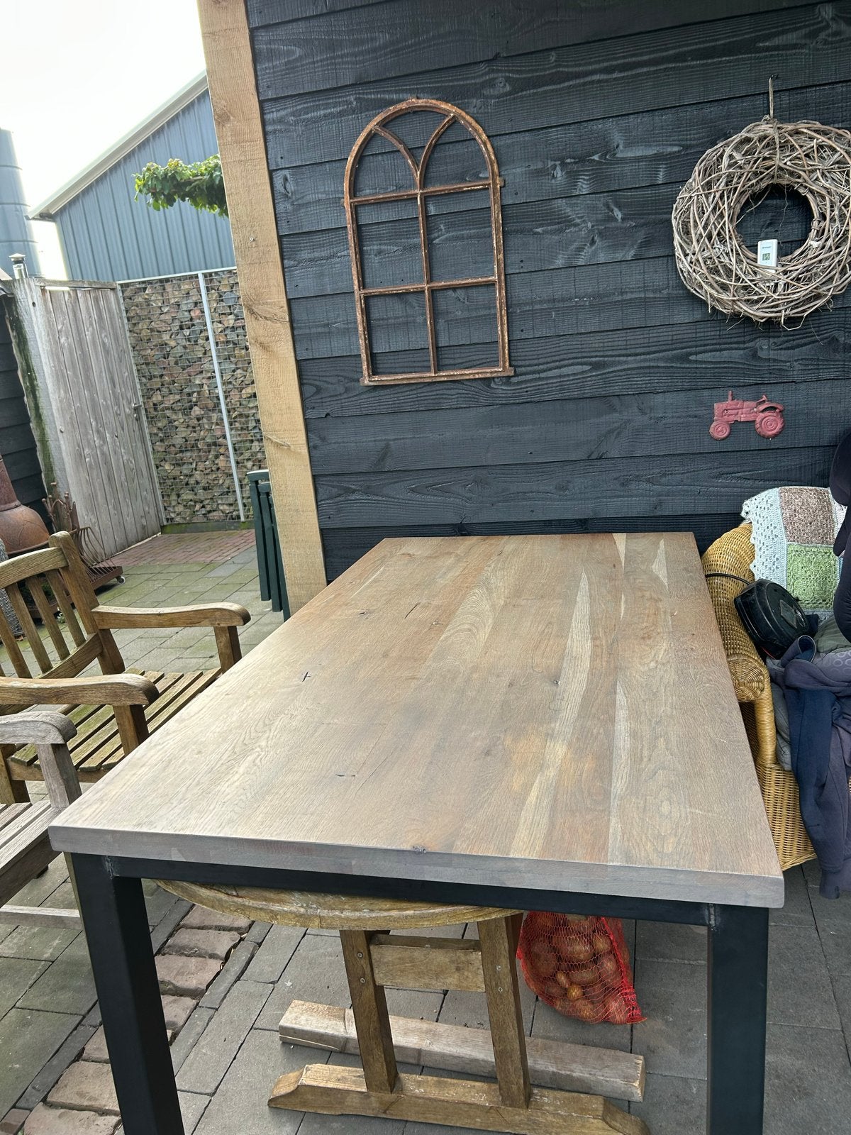 Robuuste eettafel met zwart metalen onderstel, Ophalen, Gebruikt, 50 tot 100 cm, Vijf personen of meer