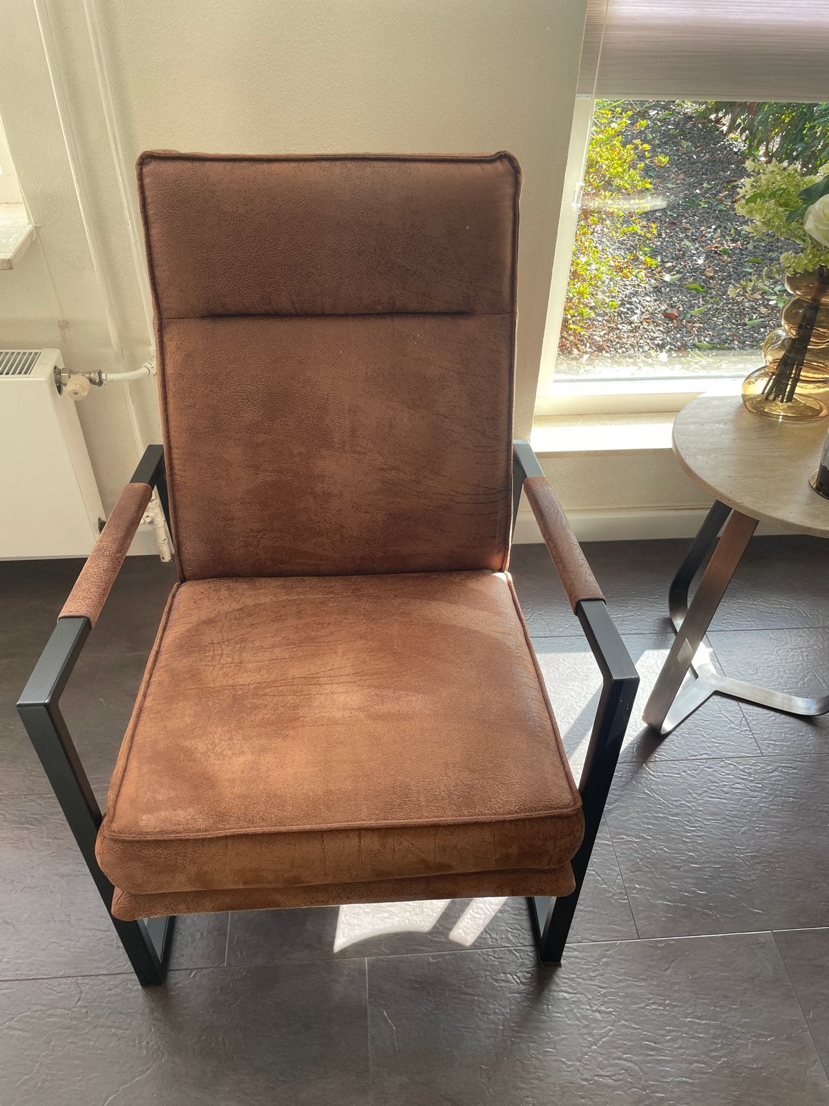 Moderne fauteuil bruin met zwart metalen frame, Huis en Inrichting, Ophalen, Gebruikt, Bruin, Metaal