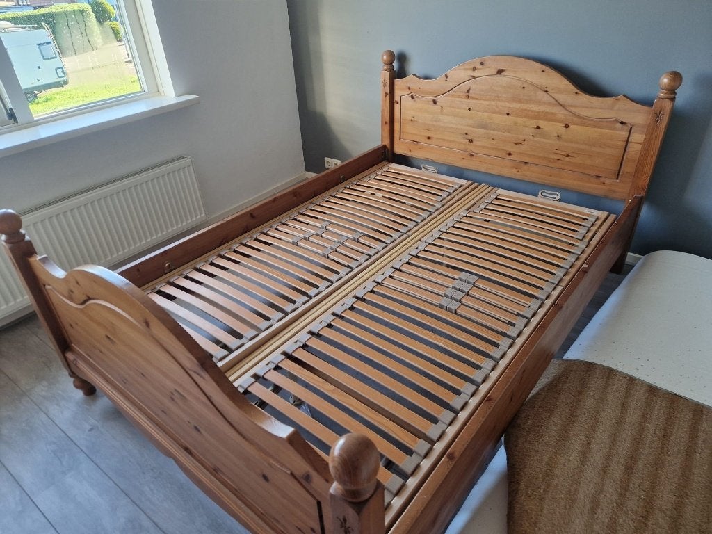Massief houten tweepersoonsbed met lattenbodems, Huis en Inrichting, Slaapkamer | Bedden, Ophalen, Bruin, 140 cm, Twijfelaar