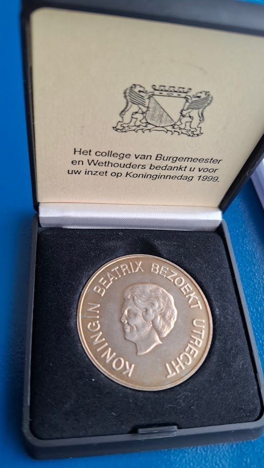 Penning Koningin Beatrix bezoekt Utrecht - 1999, Verzenden, Overige materialen