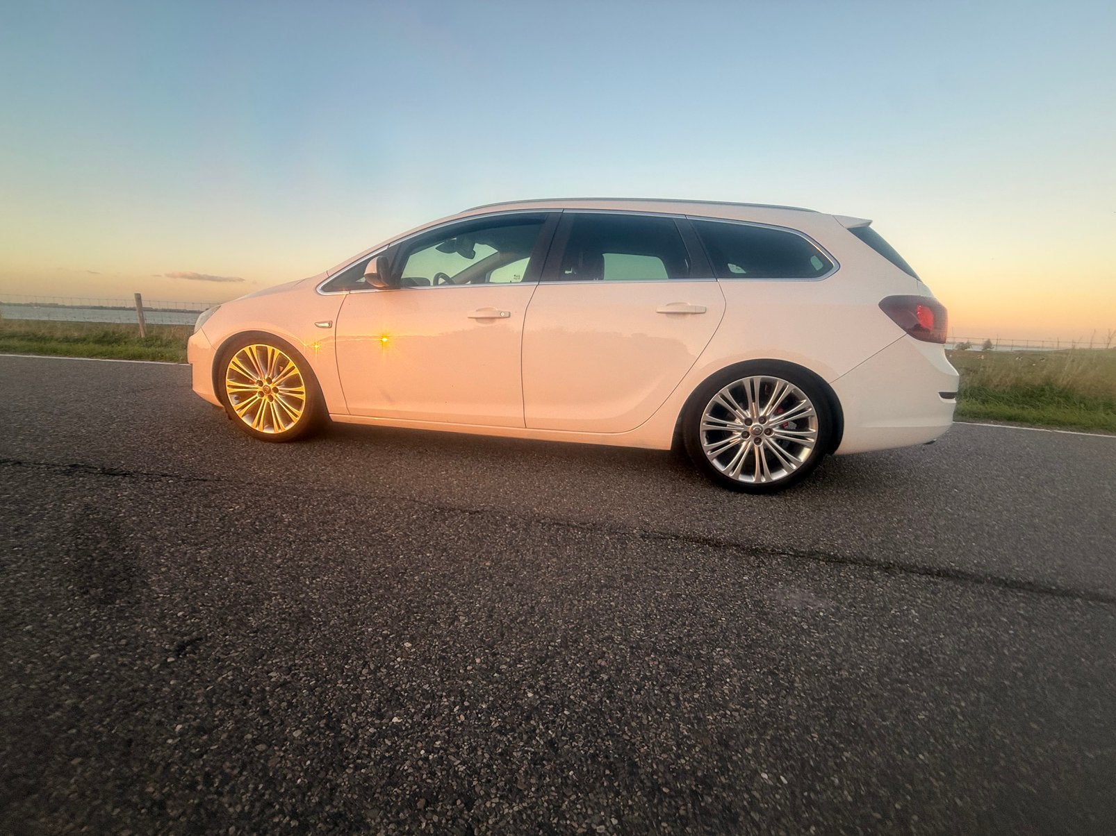 Foto 3 van Opel Astra Turbo Sports Tourer 1.4 88kw 2011 Wit / Busines