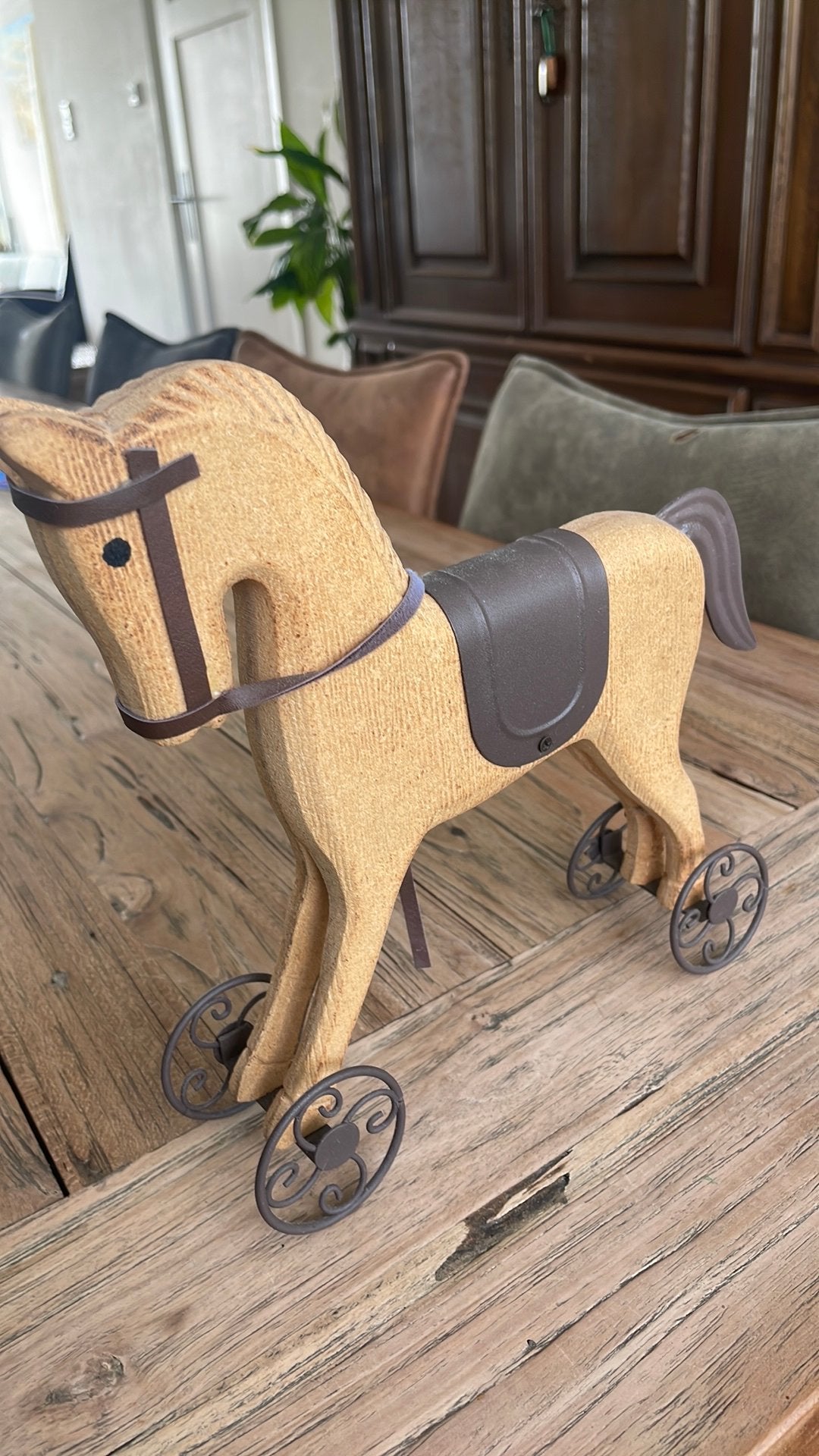 Mooi houten paardje met metaal, Ophalen
