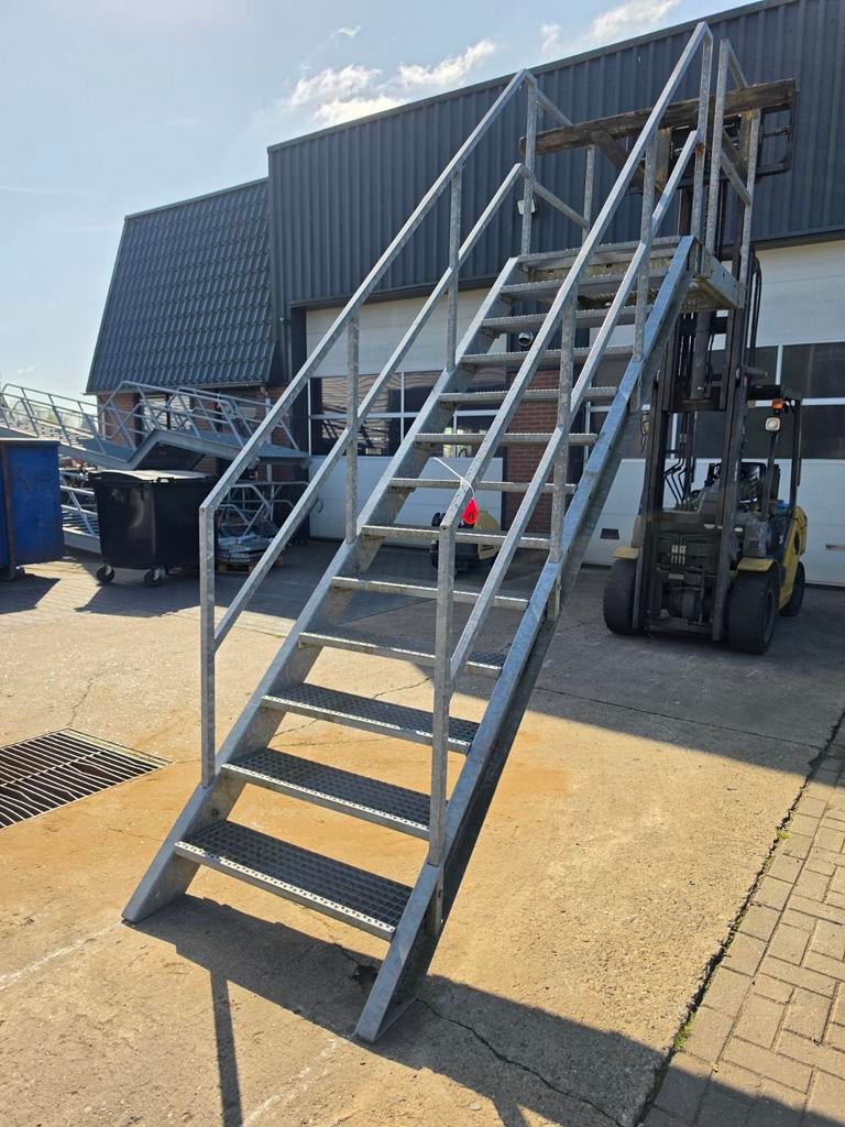 Stalen trap met bordes gegalv. Hoog 2,65 mtr. Nor079, Ophalen, 2 tot 4 meter