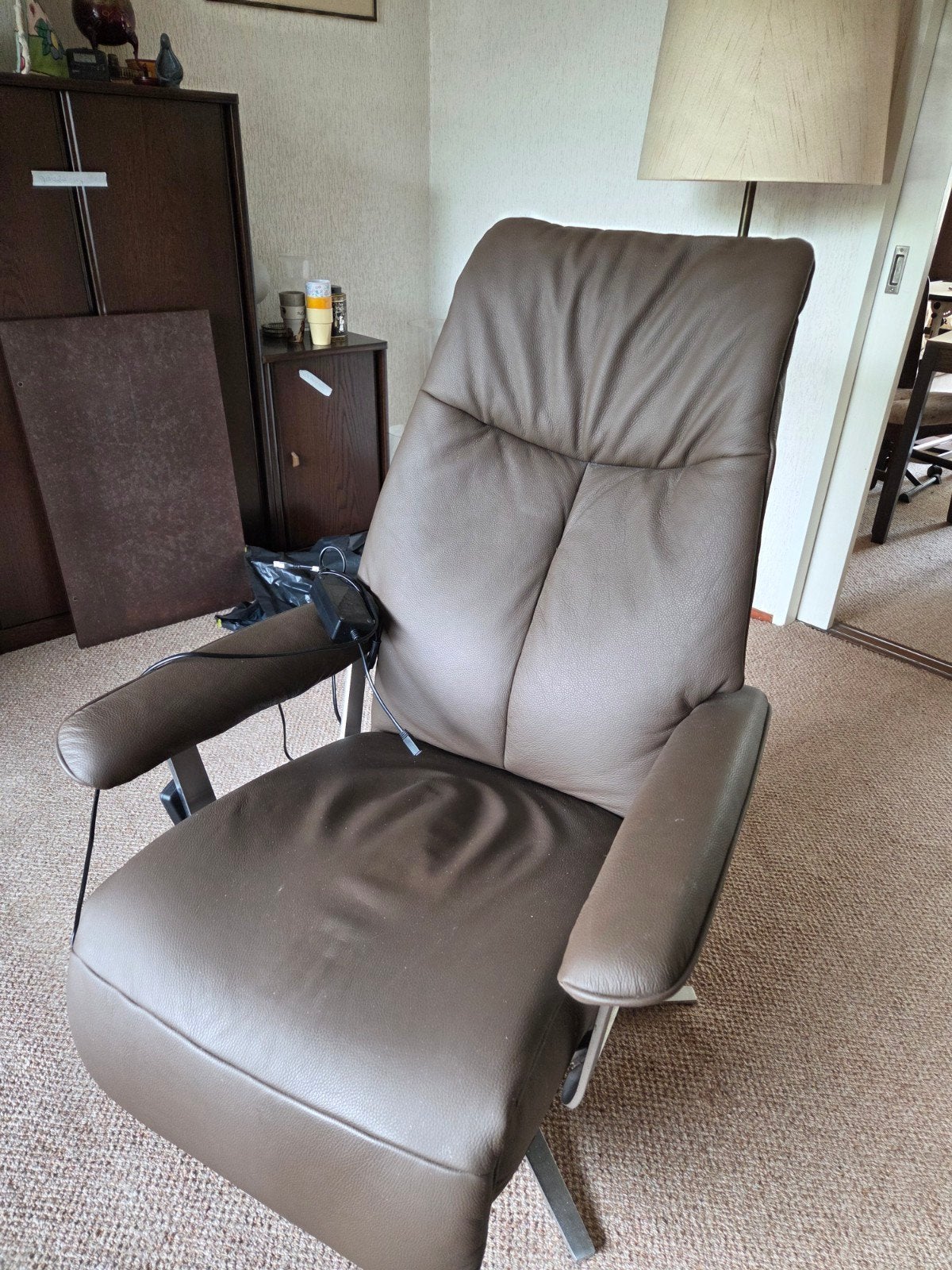 Zo goed als nieuwe elektrische sta op stoel, echt leer, Huis en Inrichting, Fauteuils, Ophalen, Zo goed als nieuw, 50 tot 75 cm