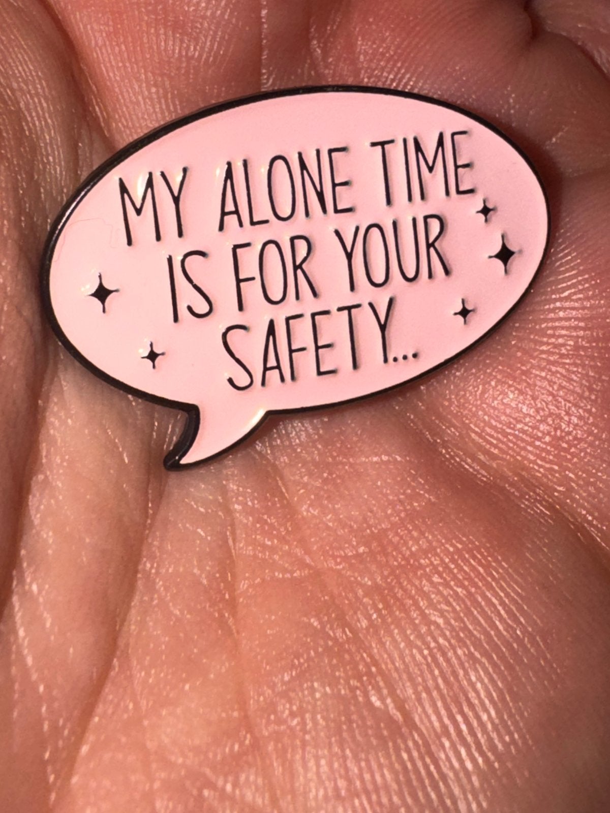 Grappige roze broche met tekst - "My Alone Time", Overige materialen, Minder dan 4 cm, Nieuw, Ophalen of Verzenden
