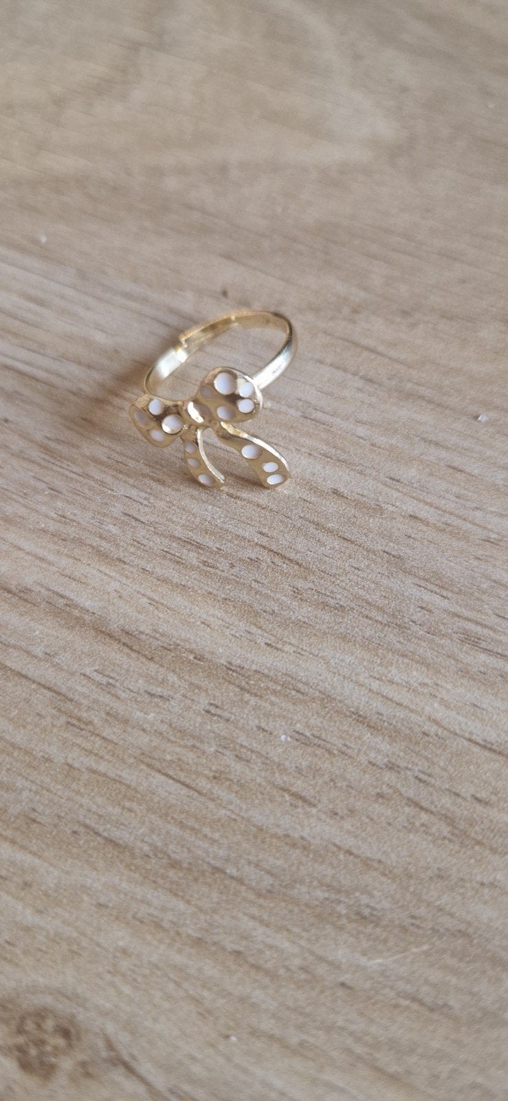 Gouden ring met strik en witte stippen, Ophalen of Verzenden, Zo goed als nieuw, Goud, Ring