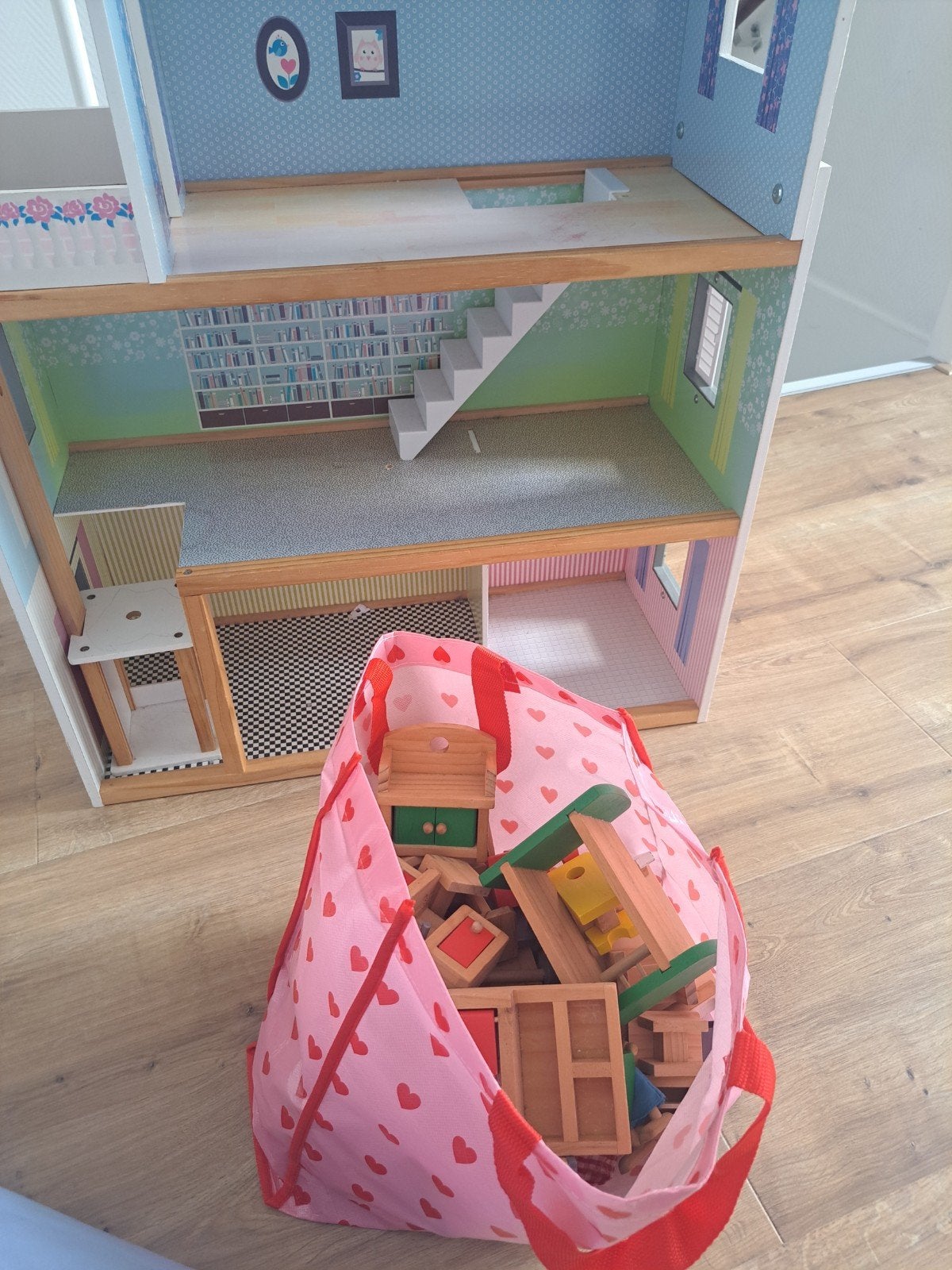 Prachtige poppenhuis met houten spullen, Ophalen, Zo goed als nieuw, Poppenhuis