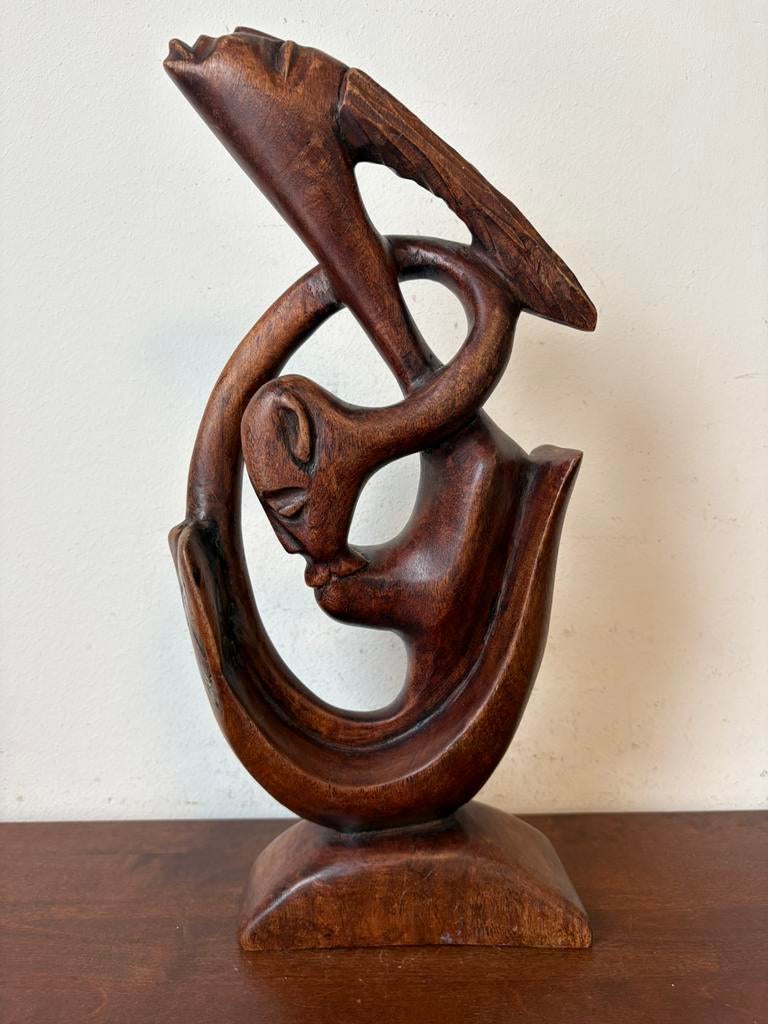 Beeld hout kussend stel, Ophalen of Verzenden, Handgemaakt, 20 - 50 cm, Hout