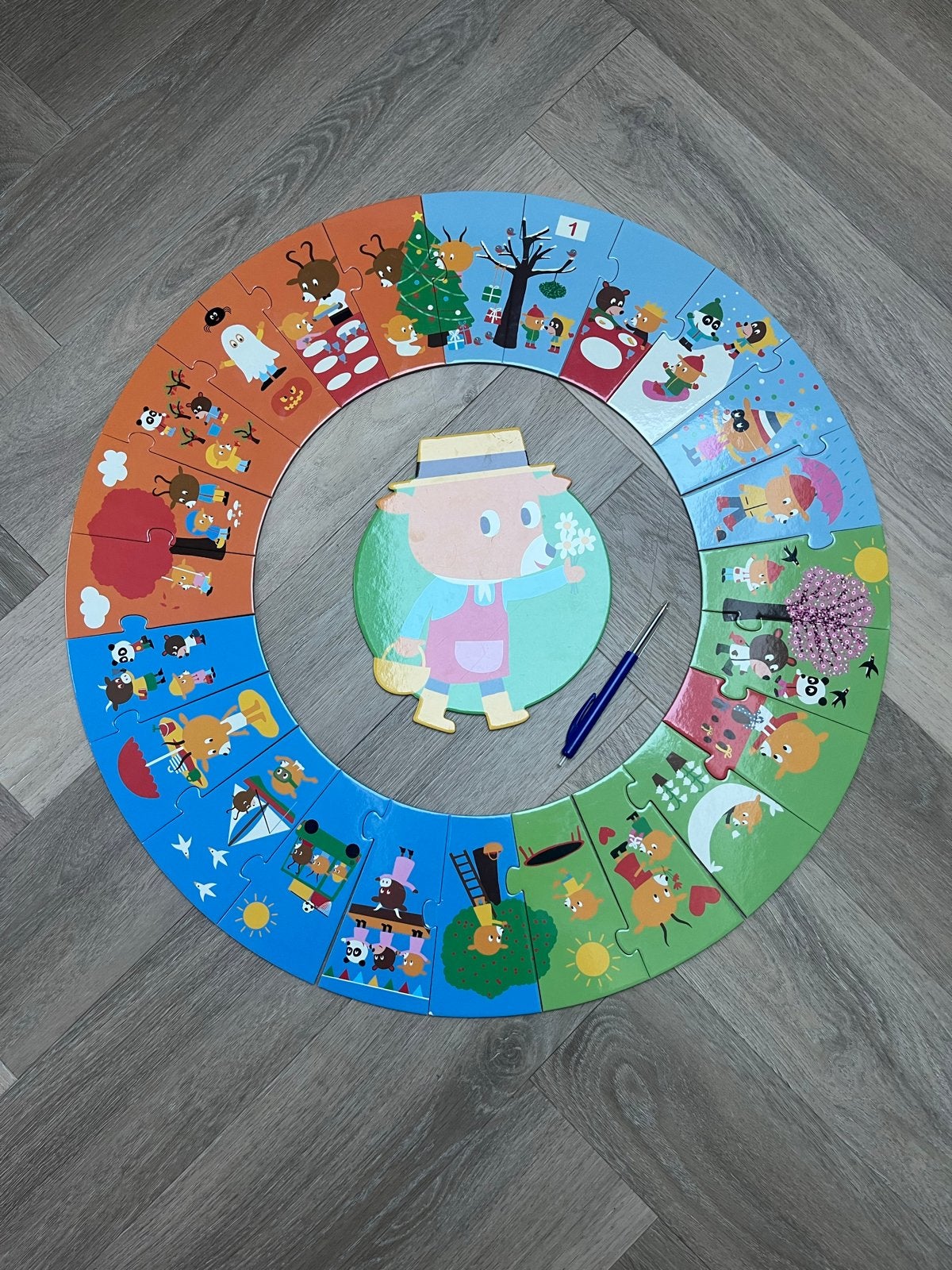 Djeco Reuzenpuzzel 'Het Jaar', Ophalen, 10 tot 50 stukjes, Zo goed als nieuw, 2 tot 4 jaar