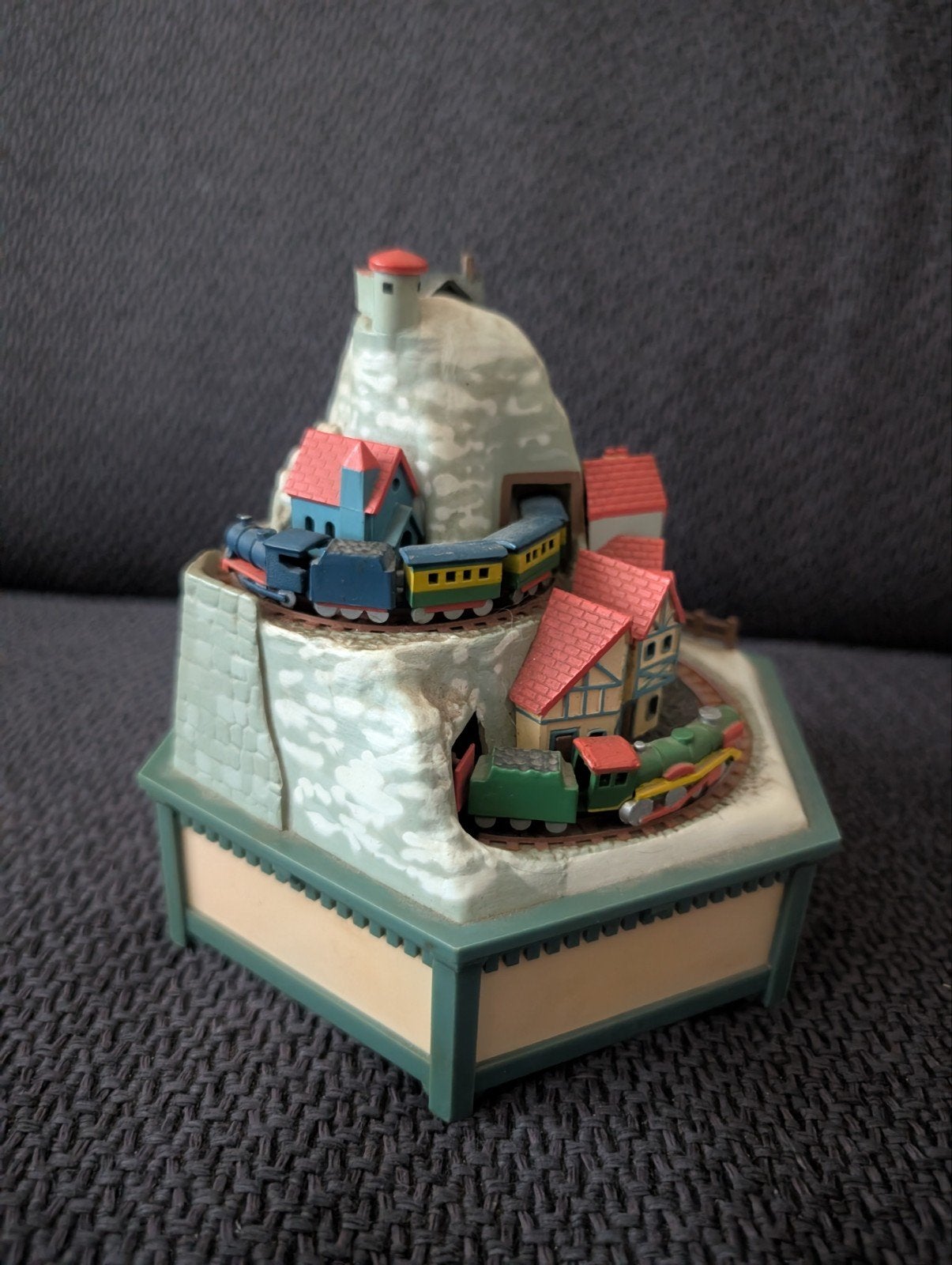 vintage Enesco small world 1981 "alpine village", Ophalen