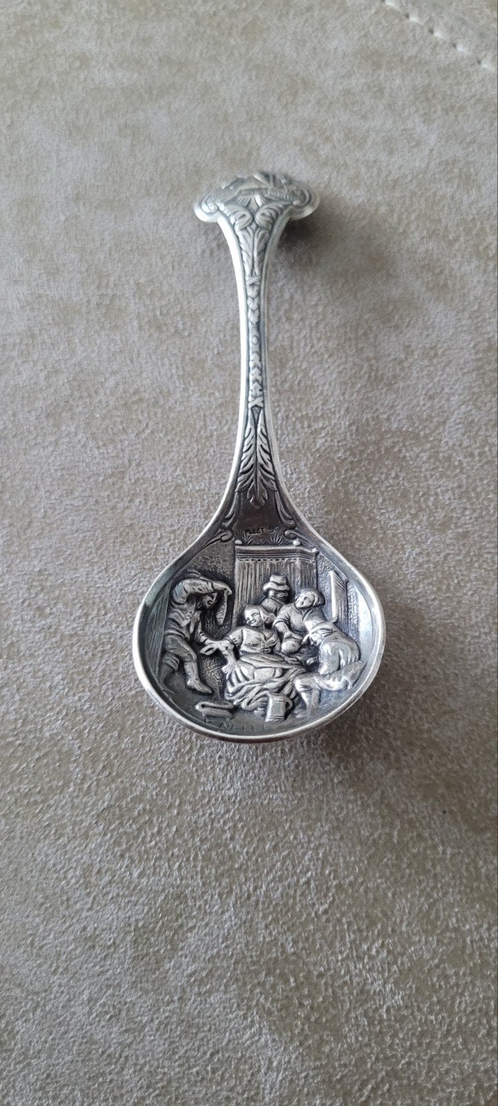 Antieke zilveren lepel met gedetailleerde reliëfs, Antiek en Kunst, Ophalen of Verzenden