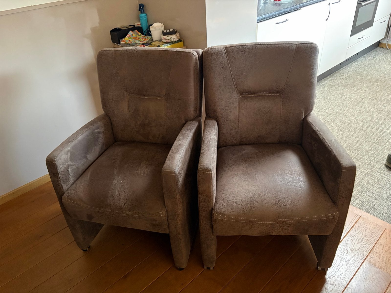 Foto 3 van Vier comfortabele eetkamerstoelen - bruin