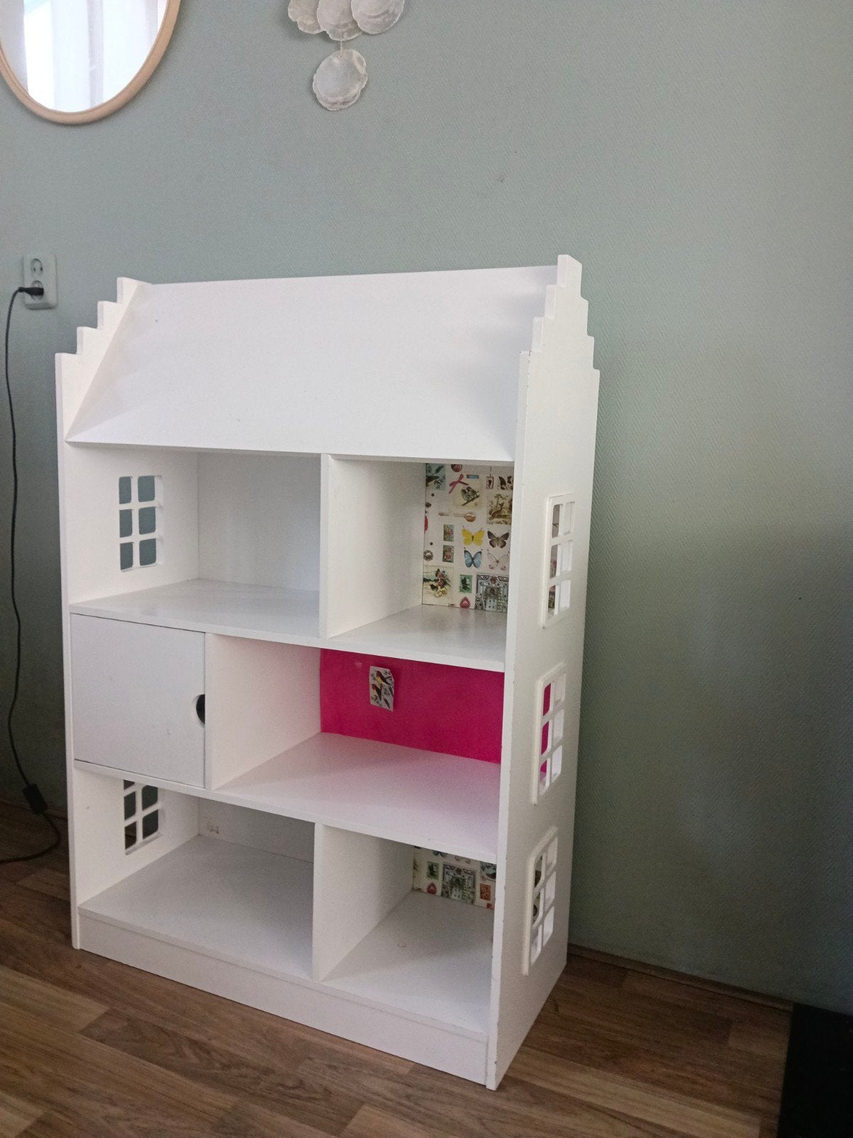 Groot wit poppenhuis/boekenkast met 3 verdiepingen en ramen