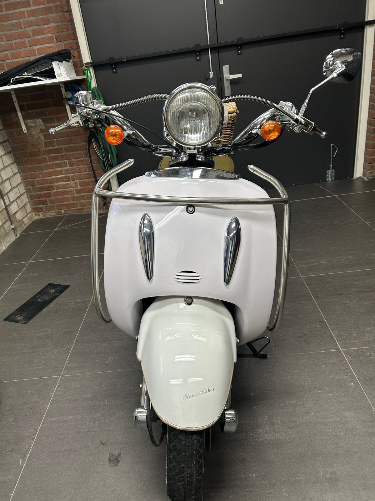 Witte Retro Scooter met Mandje - Zo goed als nieuw, Fietsen en Brommers, Snorfietsen en Snorscooters, Ophalen, Zo goed als nieuw