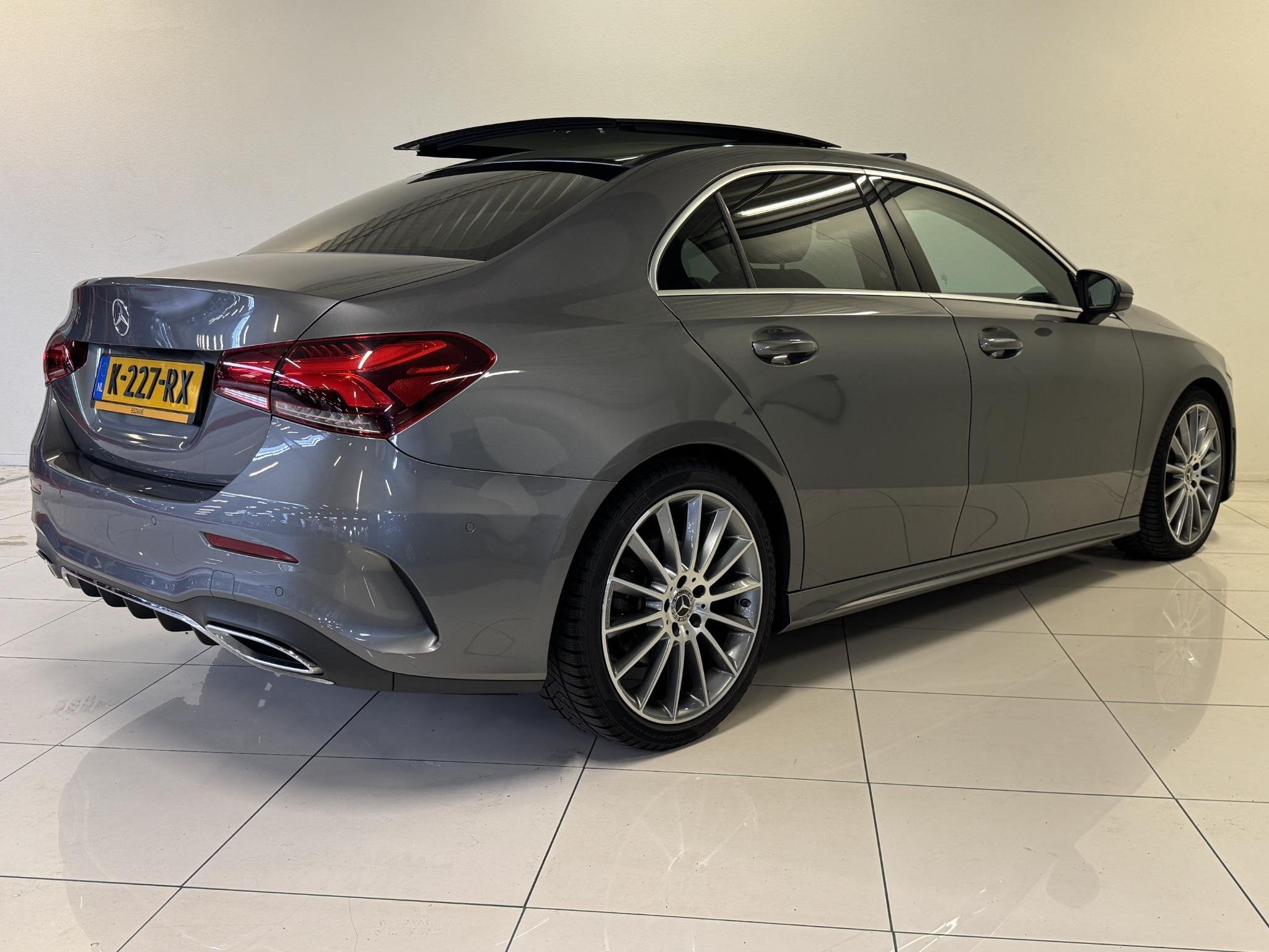 Mercedes-Benz A-klasse 200 AMG Upgrade | Panoramadak | Stoel, Auto's, Gebruikt, 4 cilinders, Met garantie (alle), Leder en Stof