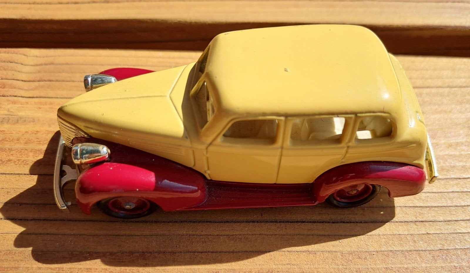 Days Gone Schaalmodel Auto - Rood/Geel, Ophalen of Verzenden, Gebruikt, Auto, Overige merken