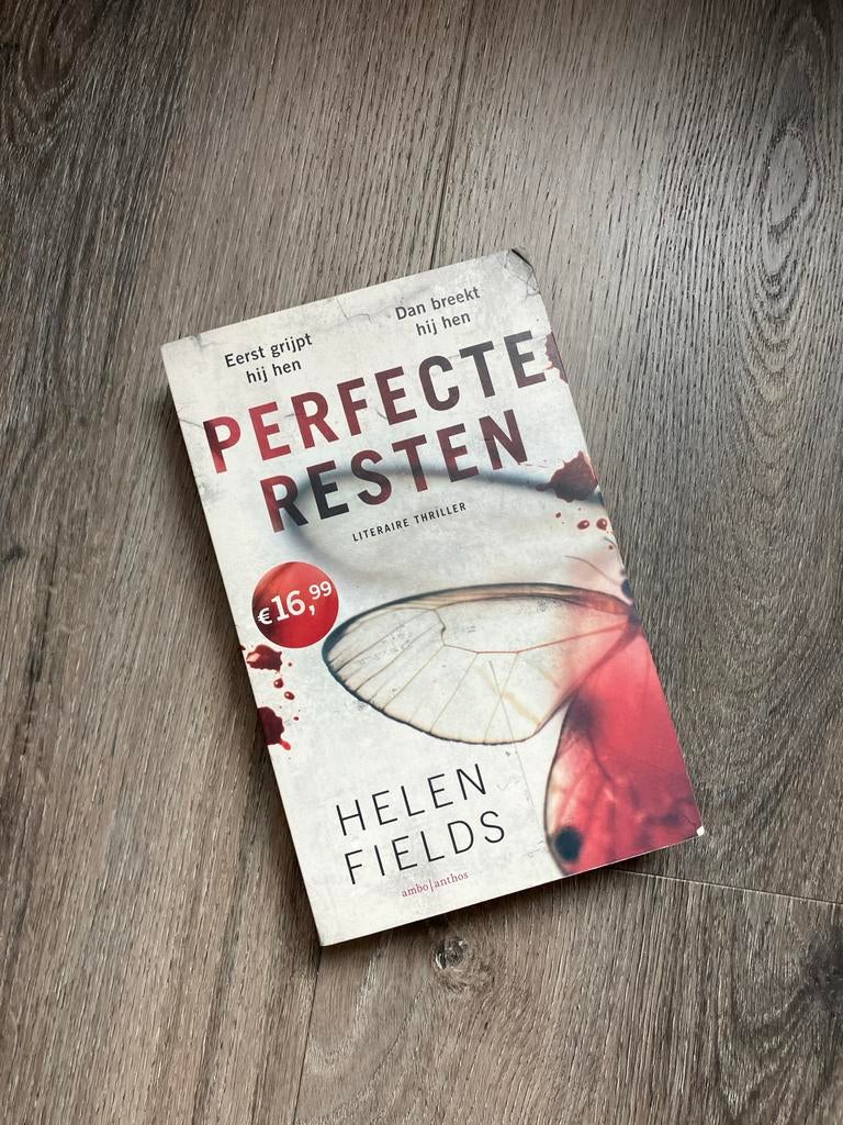 Perfecte Resten - Literaire Thriller van Helen Fields, Ophalen of Verzenden, Gelezen, Europa overig
