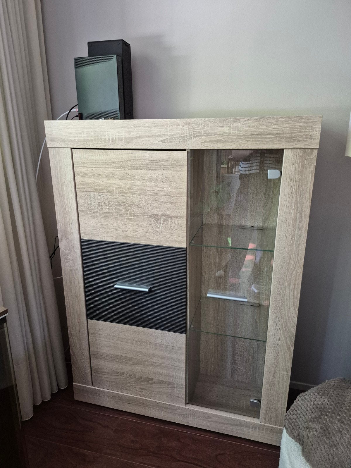 Moderne Kast met Vitrine en Opbergruimte, Huis en Inrichting, Kasten | Overige, Ophalen, Zo goed als nieuw