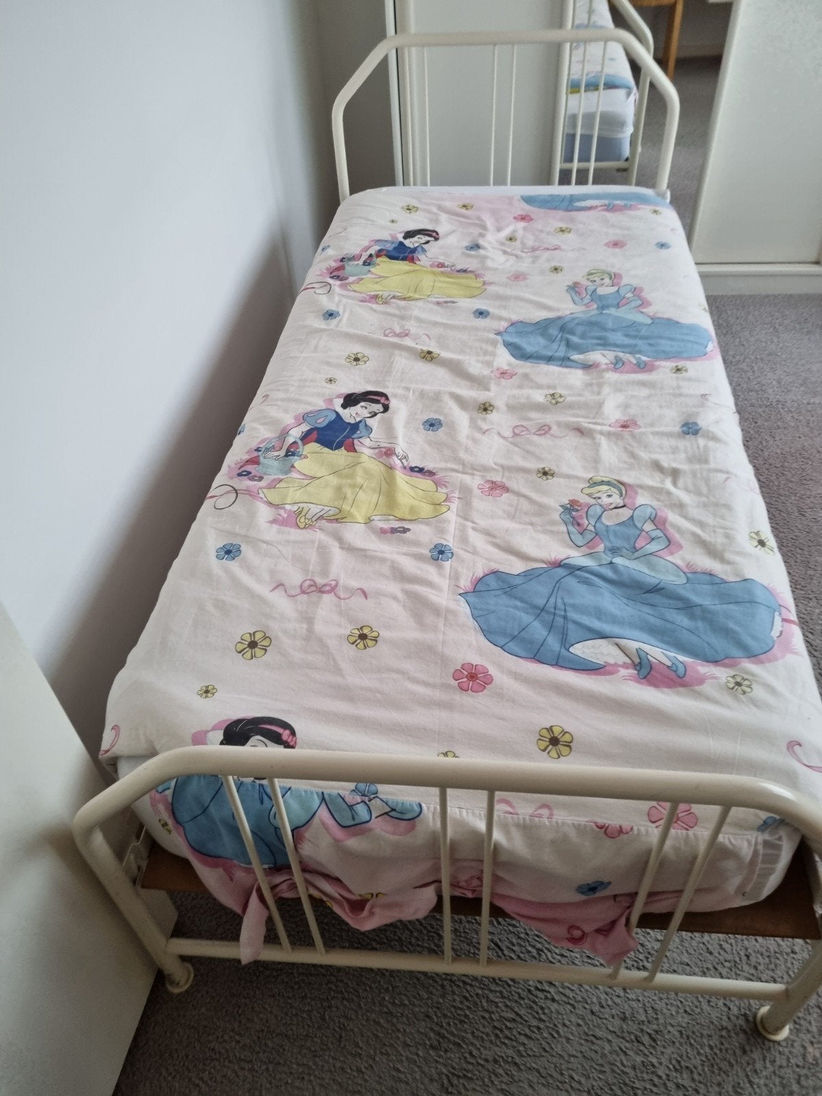 Eenpersoonsbed met metalen frame en Disney prinsessen dekbed, Ophalen, Gebruikt, 90 cm, Eenpersoons