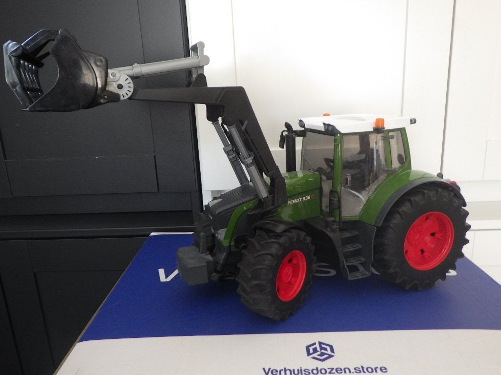 Bruder Fendt 936 Vario Tractor met voorlader, Ophalen