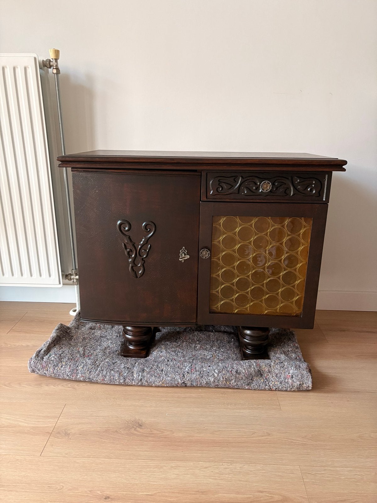 Antiek dressoir met unieke details, Ophalen