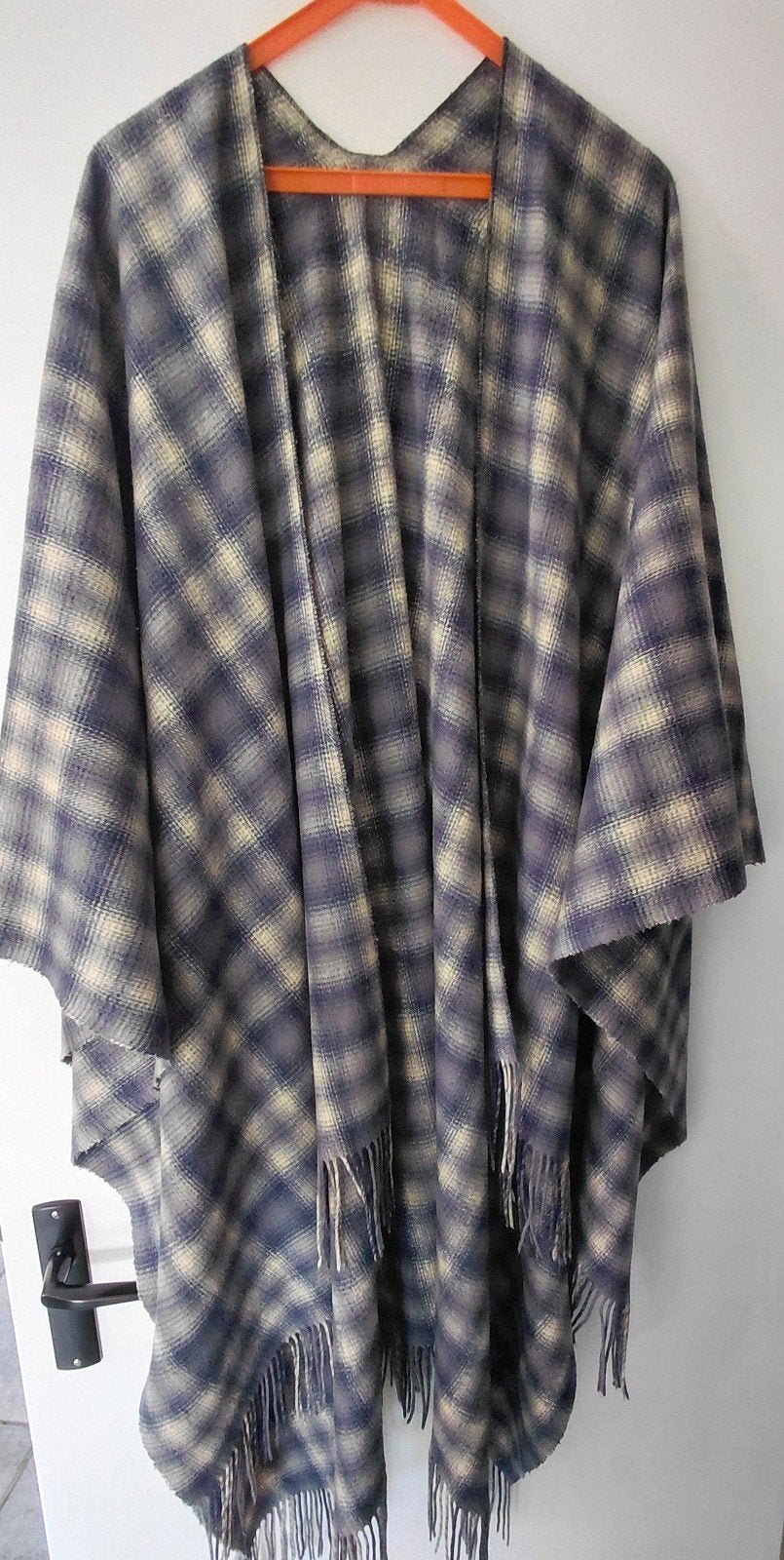 Grote open poncho/omslagdoek 180x140 cm.blauw/beige i.z.g.s., Ophalen of Verzenden, Zo goed als nieuw