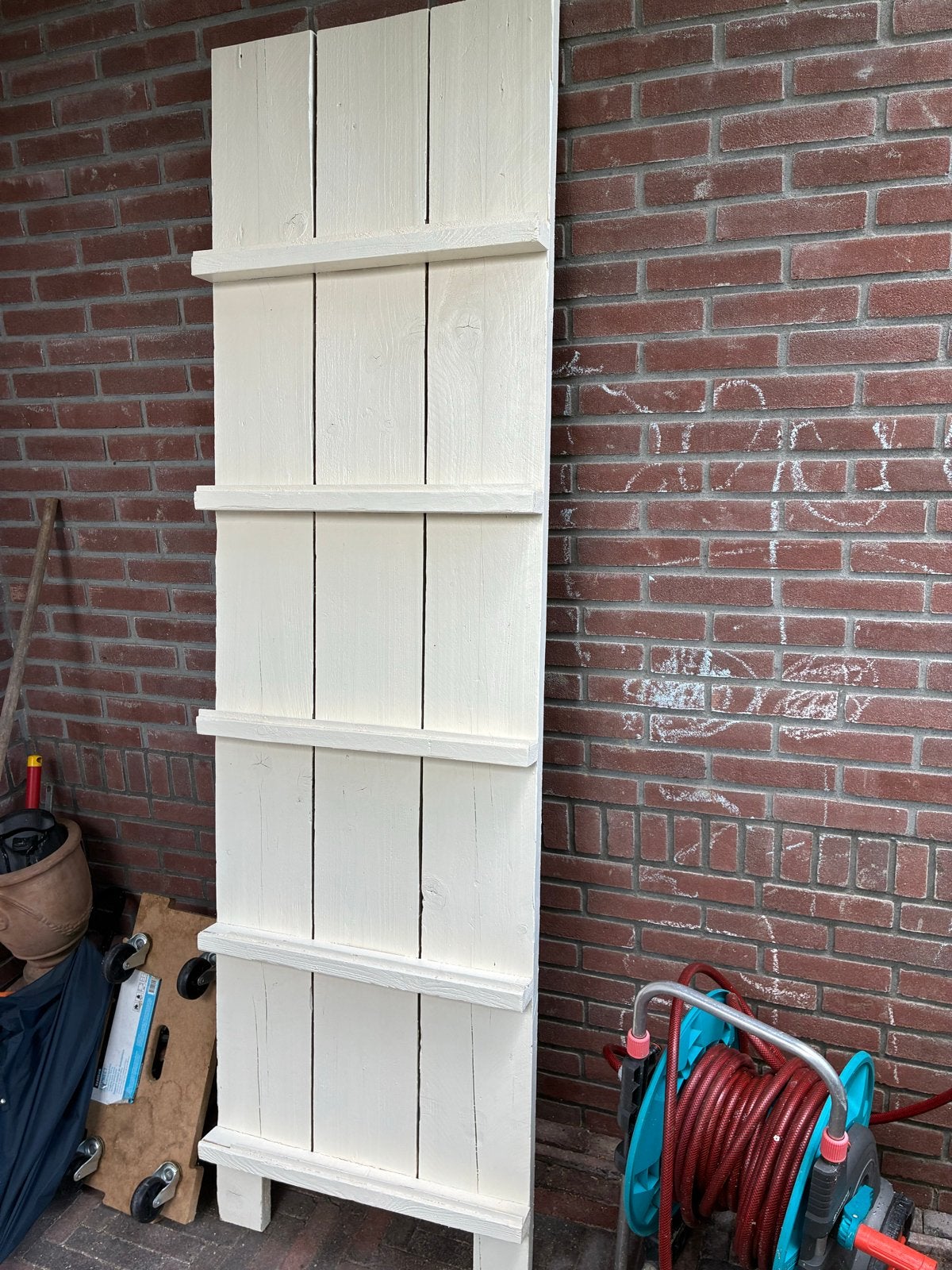 Houten expositie rek staand tegen de muur, Ophalen, Gebruikt