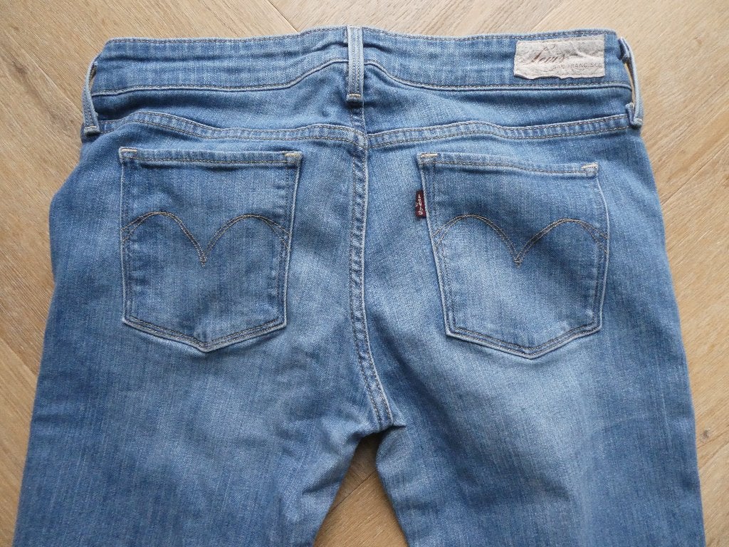 Mooie Levi Slight Curve Straight Leg spijkerbroek maat 28, Blauw, Ophalen of Verzenden, Zo goed als nieuw, W28 - W29 (confectie 36)