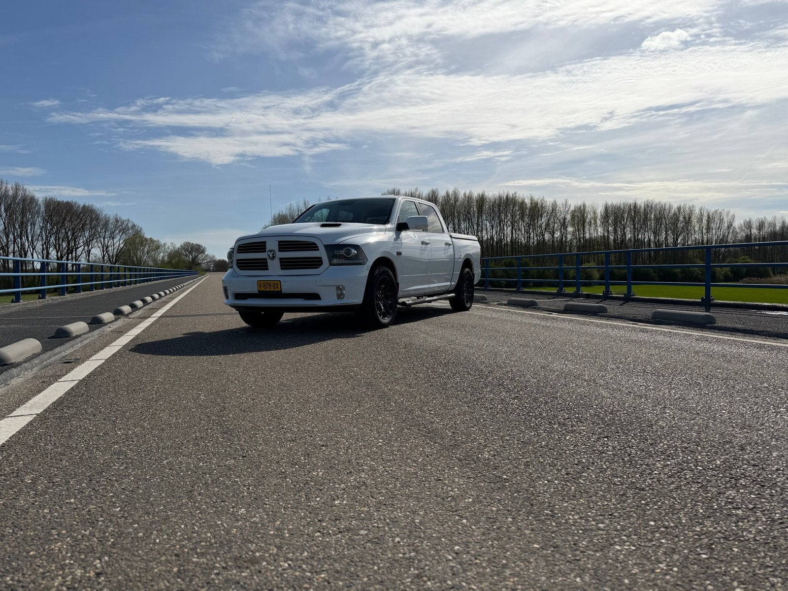 Dodge Ram 1500 HEMI LPG | 2017 | VOL OPTIES | PERFECTE STAAT, Auto's, Bestelauto's, Automaat, 5654 cc, Wit, Vierwielaandrijving