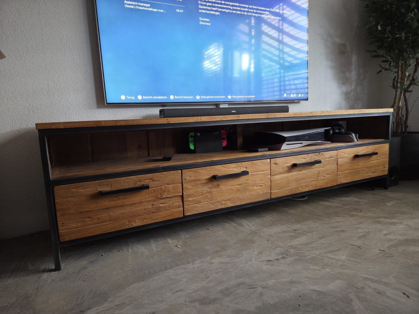 Robuust TV-meubel van hout en metaal, Overige houtsoorten, Gebruikt, Ophalen of Verzenden, 200 cm of meer