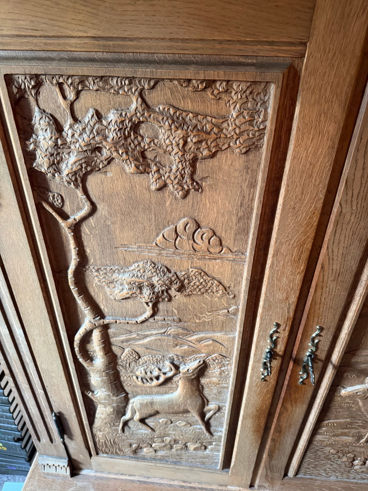 Antieke kast met gedetailleerd graveerwerk van herten en lan, Antiek en Kunst, Ophalen