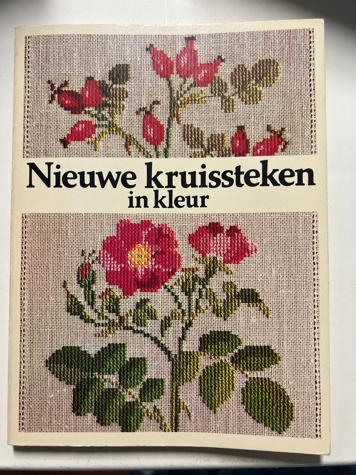 Nieuwe Kruissteken in Kleur - Borduren botanisch rozen, Ophalen of Verzenden, Gelezen