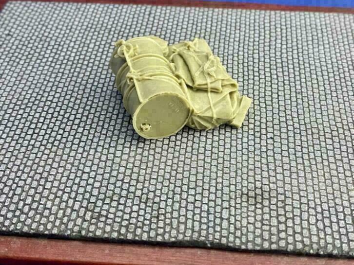 Resin Diorama Oil Drum & Canvas Bag	1/35 *16, Ophalen of Verzenden, Nieuw, 1:35 tot 1:50