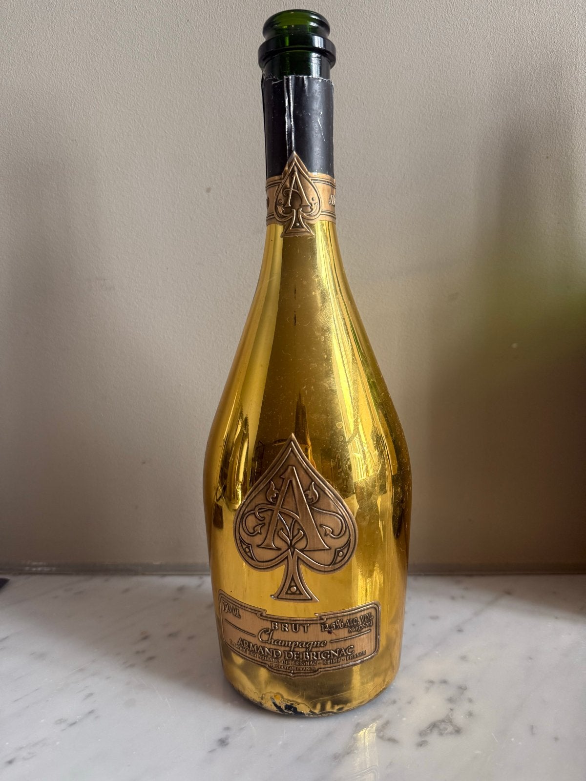 Lege Armand de Brignac Champagne fles (decoratie), Gebruikt, Ophalen of Verzenden, Glas, Goud