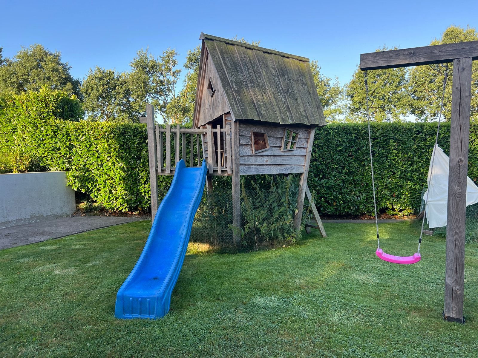 Houten speelhuisje met glijbaan en schommel, Ophalen, Gebruikt, Glijbaan