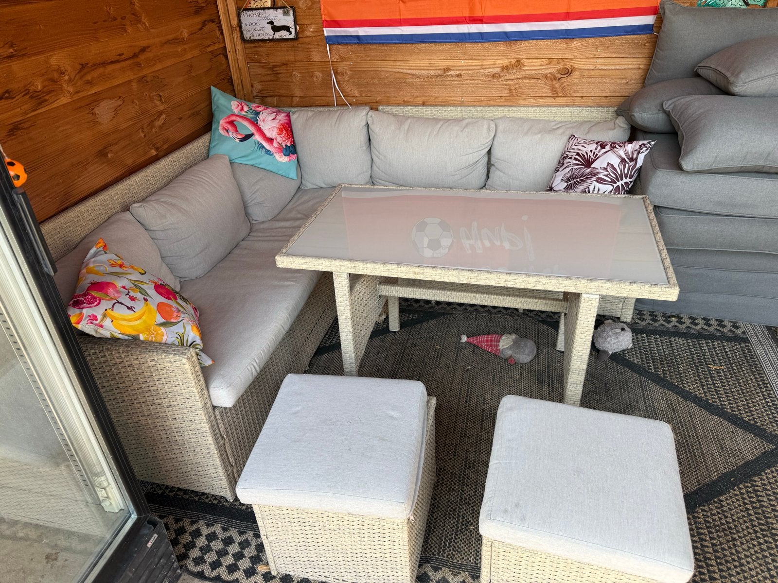 Complete Tuinset: Hoekbank, Tafel, 2 Krukjes & Kussens, Ophalen, 5 zitplaatsen, Gebruikt, Wicker