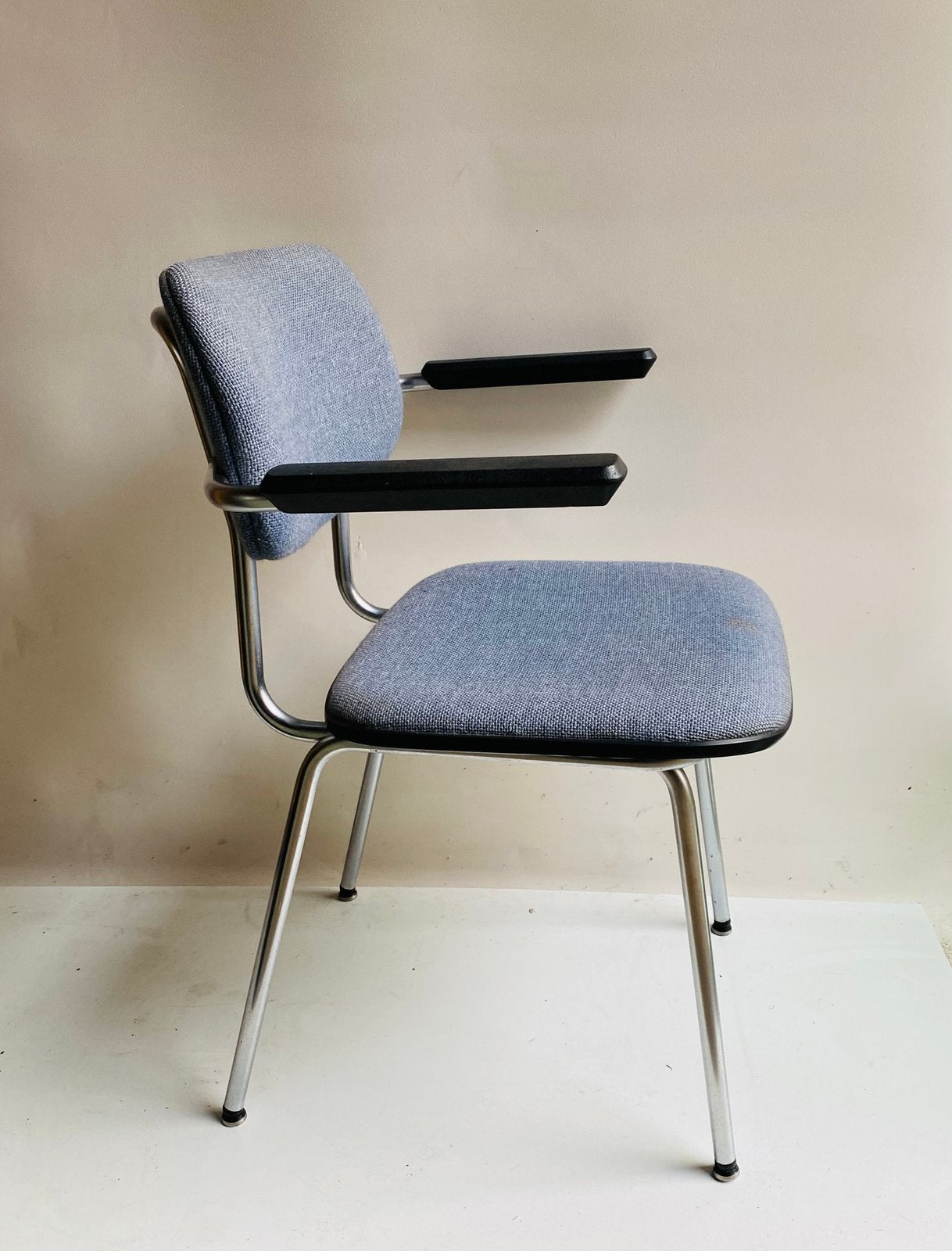 Gispen 1235 stoel met armleggers, Huis en Inrichting, Stoelen, Gebruikt, Blauw, Ophalen of Verzenden, Stof