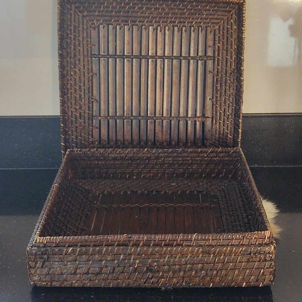 handgeweven rotan opbergmand of doos met een deksel., Ophalen of Verzenden, Gebruikt, Overige materialen