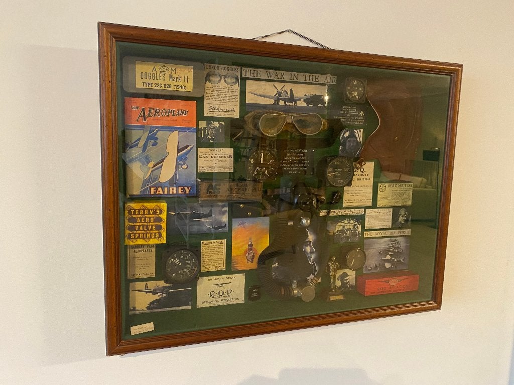 Vitrine voor de vliegenier, Huis en Inrichting, Ophalen, Zo goed als nieuw, 75 tot 100 cm, Foto of Poster