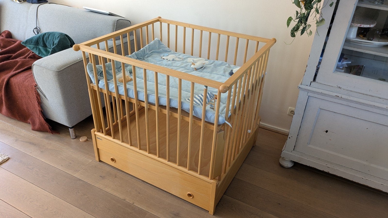 Houten Bopita babybox met lade, inclusief boxkleed, Ophalen, Gebruikt, Vierkant, In hoogte verstelbaar