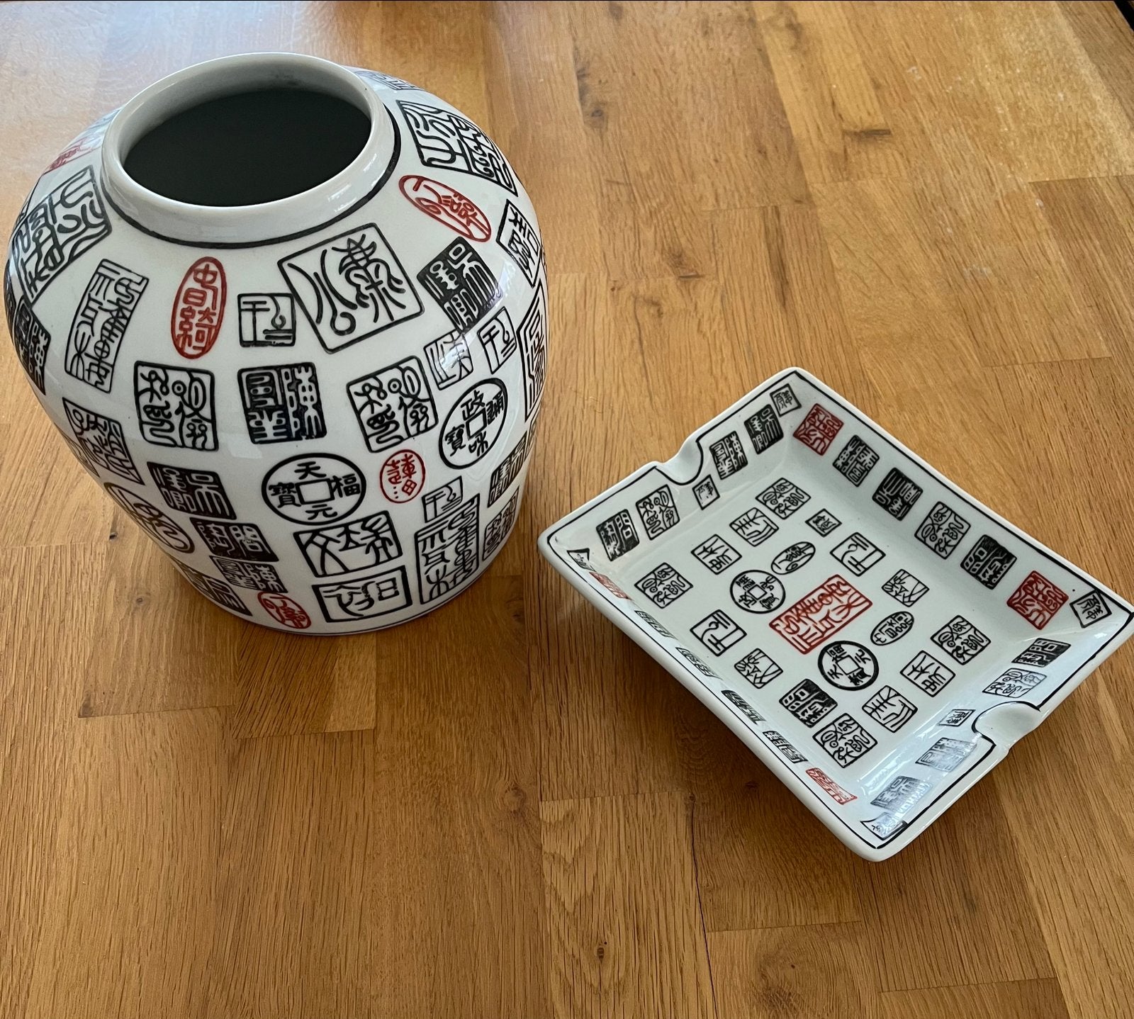Decoratieve vaas en asbak met Chinese karakters, Antiek en Kunst, Ophalen